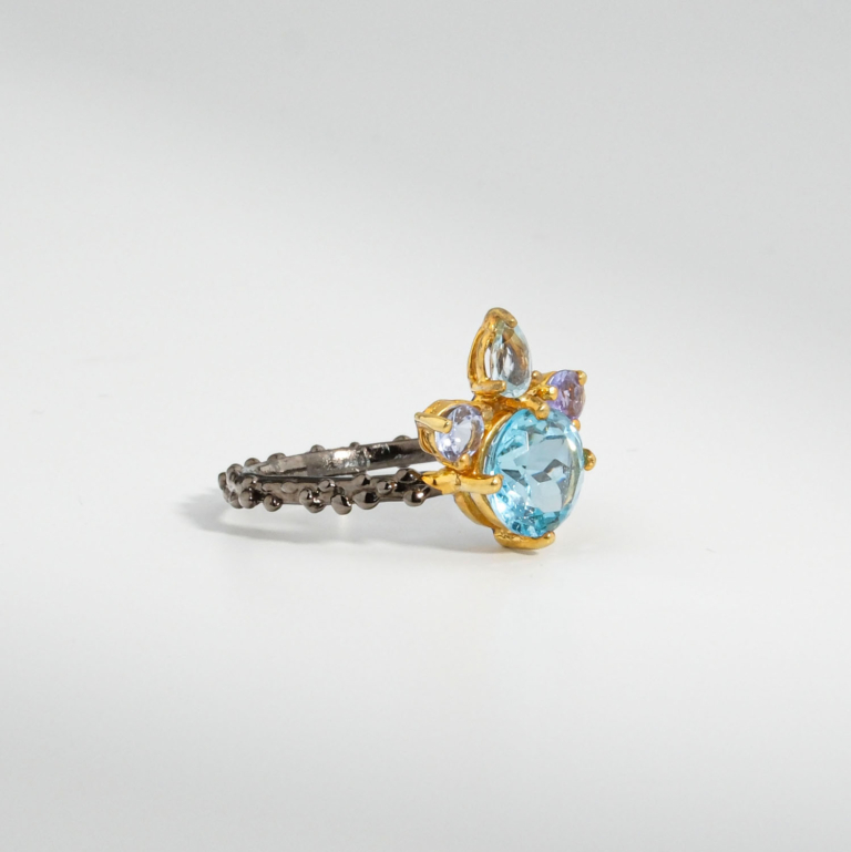 Bague couronne pour femme en argent 925 sertie d'une topaze bleue naturelle et de saphirs.