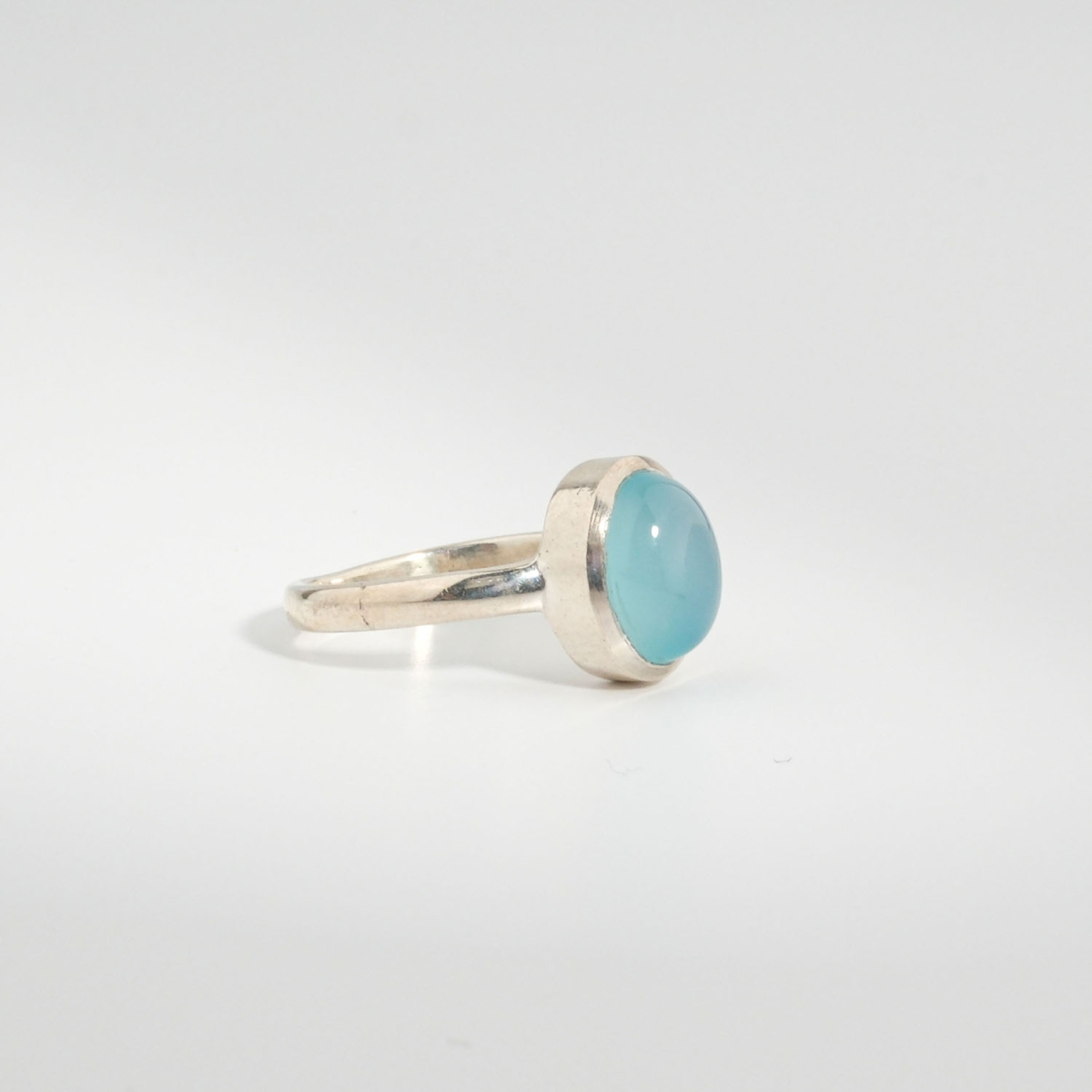 Bague pour femme en argent 925 sertie d'un quartz bleu naturel taillé en cabochon ovale.