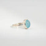 Bague pour femme en argent 925 sertie d'un quartz bleu naturel taillé en cabochon ovale.