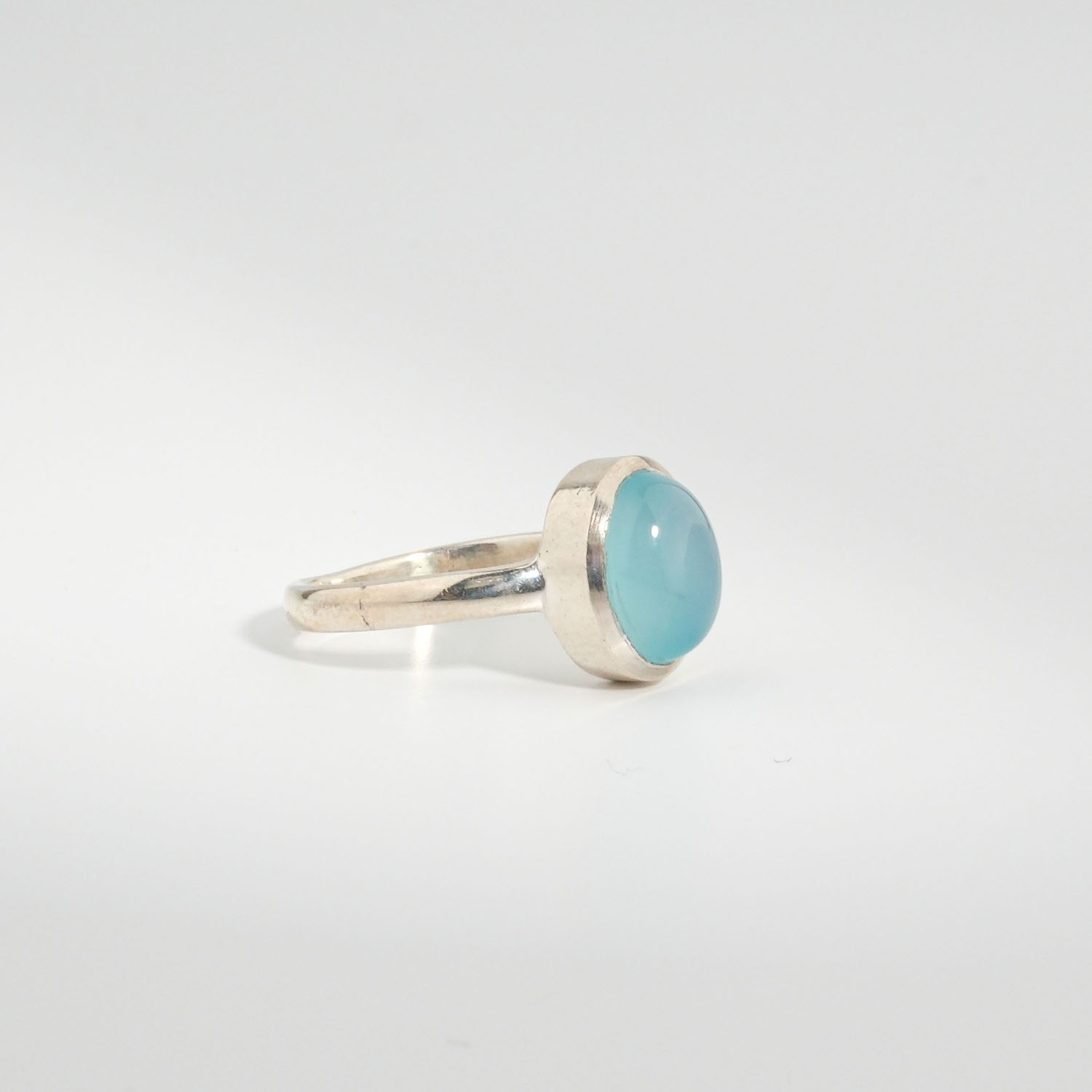 Bague pour femme en argent 925 sertie d'un quartz bleu naturel taillé en cabochon ovale.