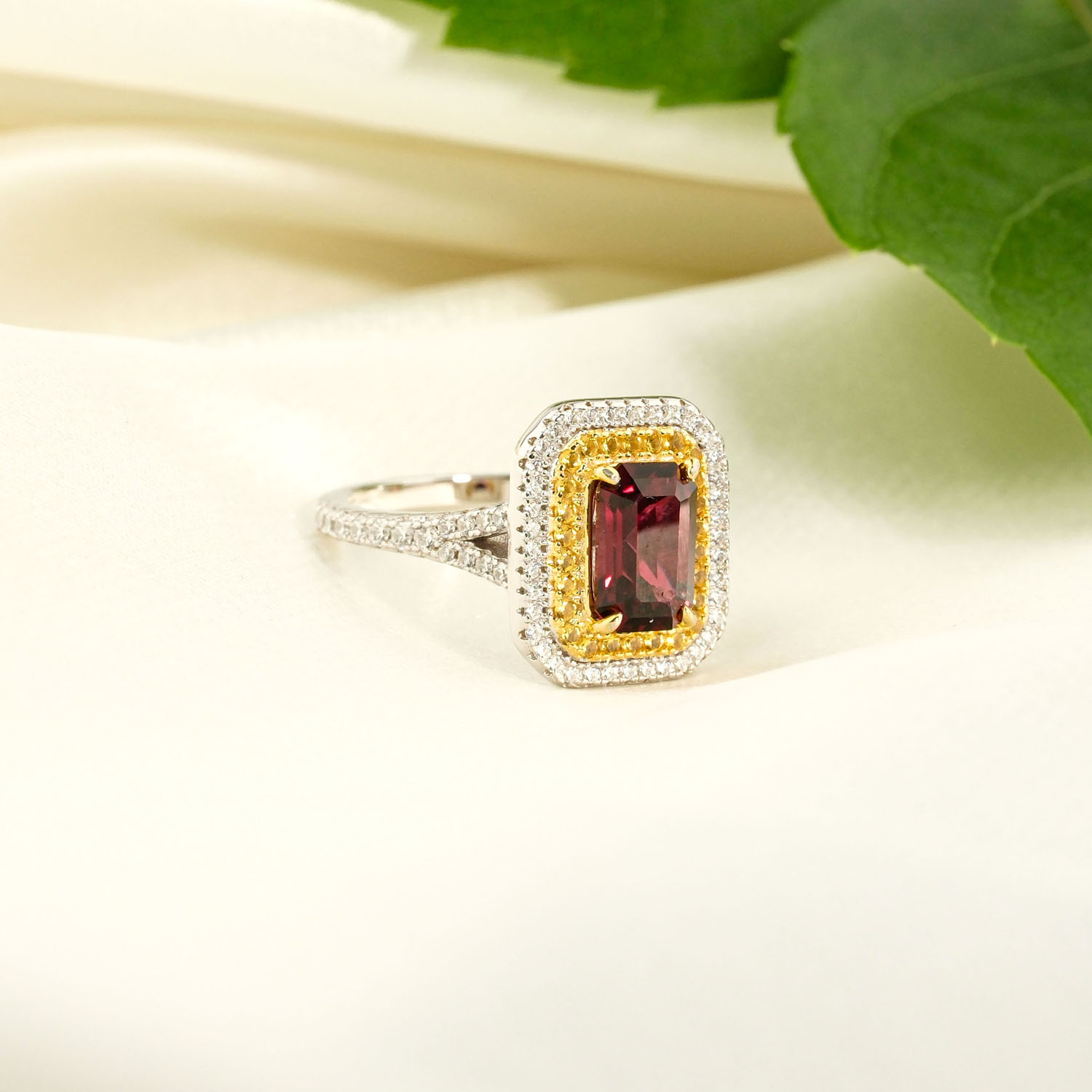 zenski-prsten-prirodni-garnet-lal-228ct-srebro-925 Женское кольцо из серебра 925 пробы с натуральным багетным гранатом 2,28 карата и двойным гало из цирконов.