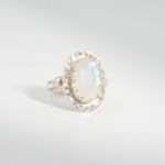 Bague pour femme en argent 925 sertie d'une pierre de lune naturelle de 3,5 ct avec bordure de zircons.