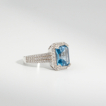 Bague pour femme en argent 925 sertie d'une topaze bleu néon naturelle taillée en baguette entourée de zircons.