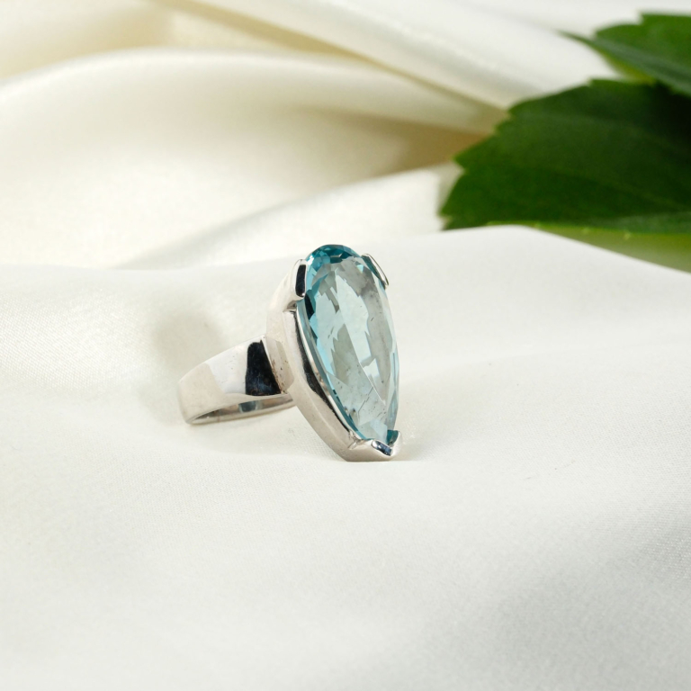 Orijinal 18 ct damla faset kesim açık mavi blue topaz taşlı masif 925 ayar gümüş kadın yüzük.