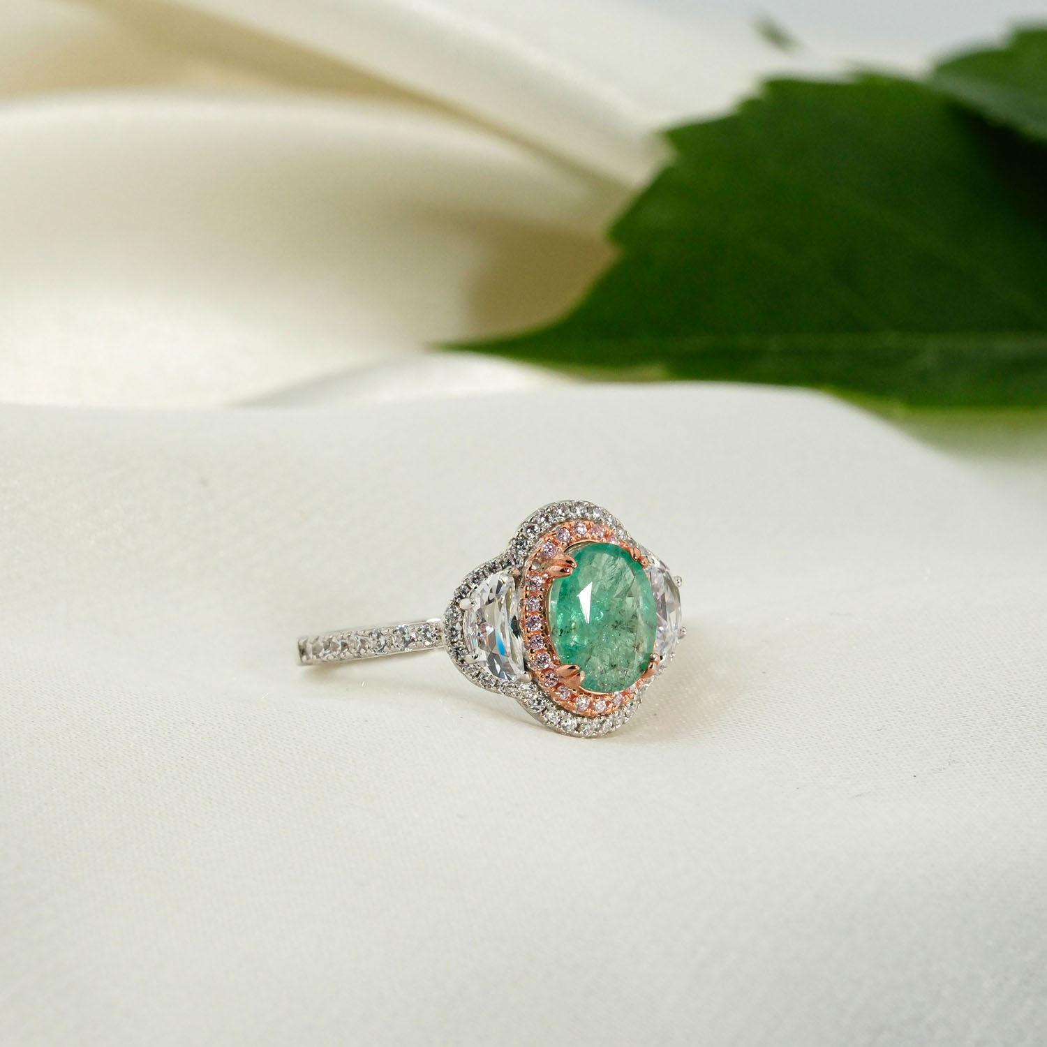 zenski-prsten-prirodni-zambijski-smaragd-124ct-srebro-925 Orijinal 1,24 ct oval kesim yeşil Zambiya zümrüdü taşlı pembe zirkon halo çerçeveli 925 ayar gümüş kadın yüzük.