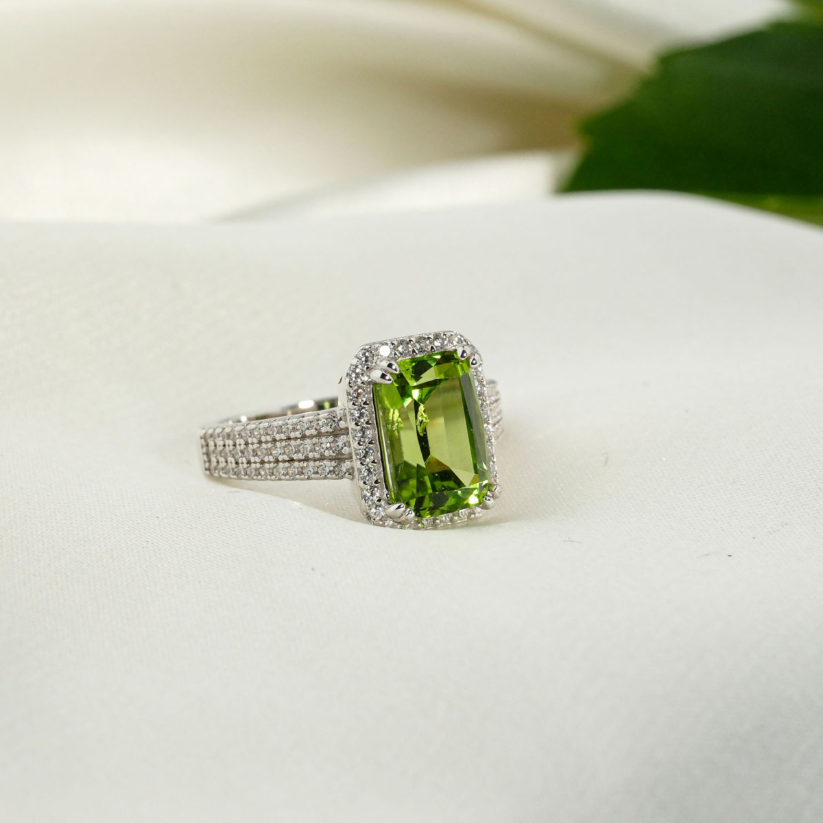 Orijinal 3,33 ct dikdörtgen baget kesim yeşil zebercet peridot taşlı zirkon halo çerçeveli 925 ayar gümüş kadın yüzük.