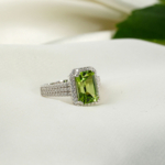 Orijinal 3,33 ct dikdörtgen baget kesim yeşil zebercet peridot taşlı zirkon halo çerçeveli 925 ayar gümüş kadın yüzük.