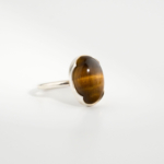 Bague pour femme en argent 925 sertie d'un œil de tigre naturel taillé en cabochon.