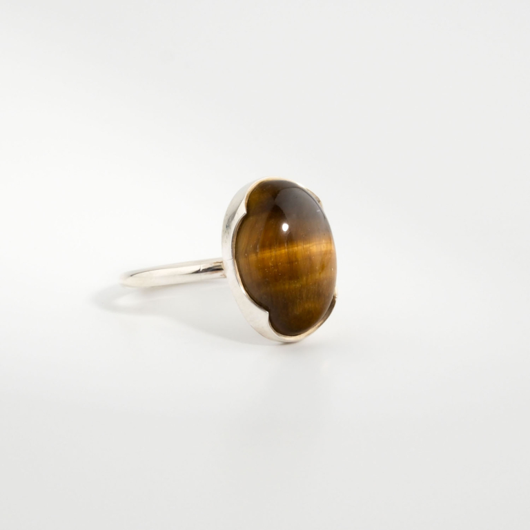 Bague pour femme en argent 925 sertie d'un œil de tigre naturel taillé en cabochon.