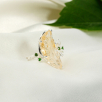 Bague pour femme en argent 925 motif feuille sculptée en citrine naturelle sertie de diopsides verts.