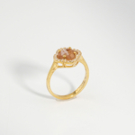 Bague pour femme en argent 925 doré sertie d'une zultanite naturelle en forme de trèfle entourée de zircons.