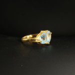 Bague pour femme en argent 925 doré sertie de deux topazes bleues naturelles taillées en goutte.