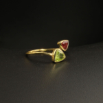 Bague toi et moi pour femme en argent 925 doré sertie d'un péridot et d'un grenat taillés en trillion.