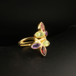 Bague branche de feuilles pour femme en argent 925 doré sertie d'améthyste, grenat et péridot.