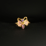 Bague pour femme en argent 925 doré motif papillon sculpté en tourmaline rose et améthystes violettes.