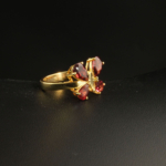 Bague papillon pour femme en argent 925 doré sertie de quatre grenats rouges naturels taillés en goutte.