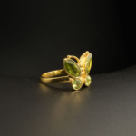 Bague papillon pour femme en argent 925 doré sertie de péridots verts naturels.