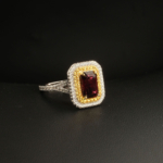 Bague pour femme en argent 925 sertie d'un grenat naturel taille baguette de 2,28 ct entouré de zircons.