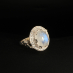 Bague pour femme en argent 925 sertie d'une pierre de lune naturelle avec bordure de zircons.