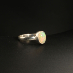 Bague pour femme en argent 925 sertie d'une opale naturelle taillée en cabochon ovale.
