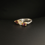 Bague pour femme en argent 925 sertie d'une pierre de lune centrale et de tourmalines rubellites roses.