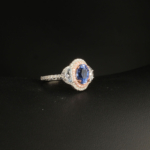 Bague pour femme en argent 925 sertie d'un saphir bleu naturel de 1,95 ct entouré de zircons roses et blancs.