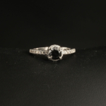 Bague solitaire pour femme en argent 925 sertie d'un diamant noir naturel entouré de zircons.