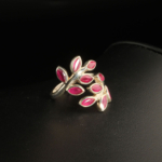 Bague pour femme en argent 925 motif feuille sertie de pierres naturelles de rubis rouge.