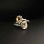 Bague ajustable pour femme en argent 925 sertie de deux citrines naturelles jaunes taillées en ovale.