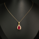 Pendentif pour femme en argent 925 doré sertie d'un rubis rouge naturel taillé en goutte.