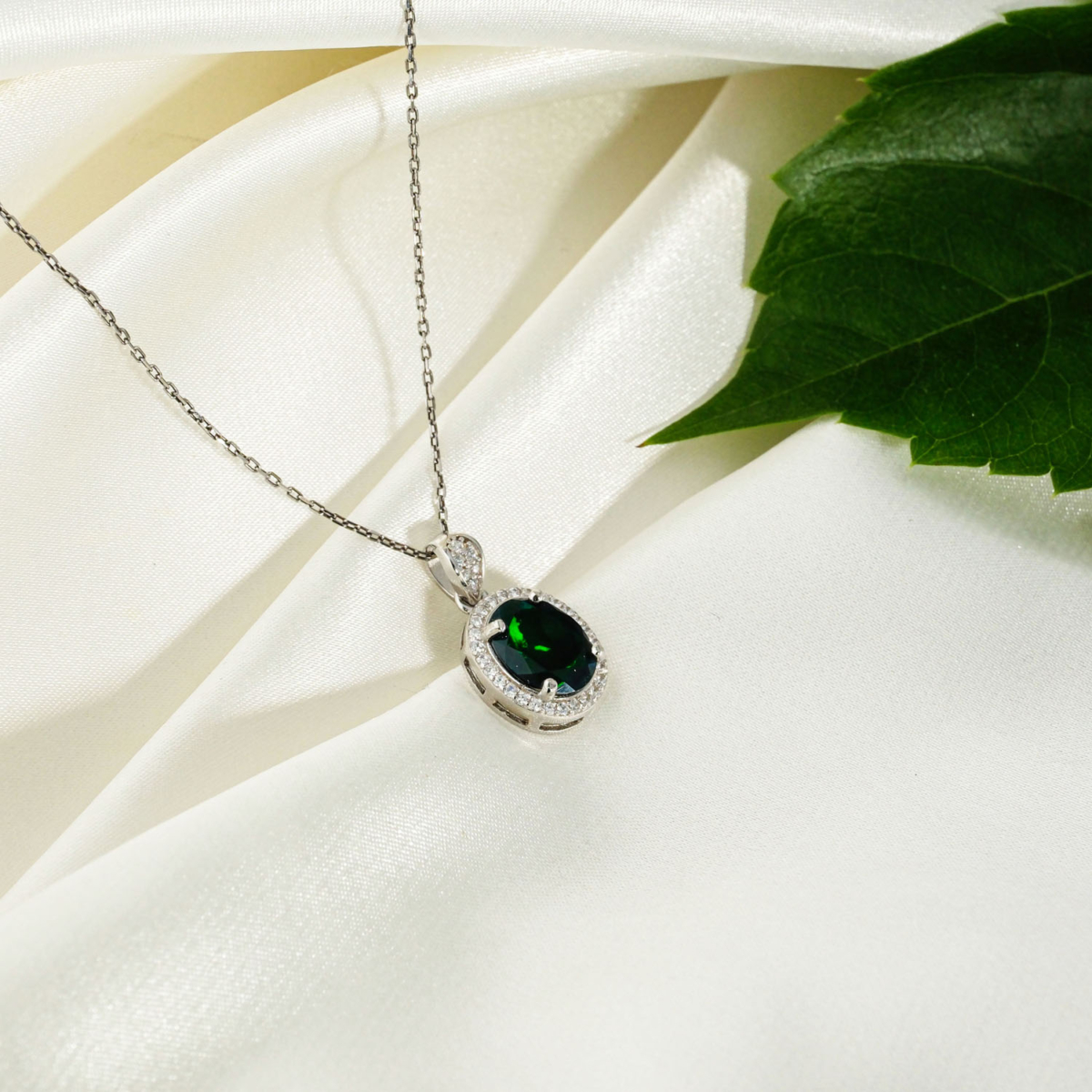 Orijinal oval kabaşon kesim yeşil parıltılı siyah opal taşlı mikro zirkon halo çerçeveli 925 ayar gümüş kadın kolye.