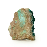 Échantillon de pierre naturelle de dioptase brute d'un vert émeraude intense.