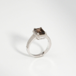 Bague pour femme en argent 925 sertie d'un quartz fumé naturel taillé en baguette entouré de zircons.