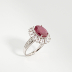 Bague pour femme en argent 925 sertie d'un rubis rouge naturel de 6,15 ct entouré de zircons.