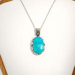 Pendentif unisex fait main en argent 925 sertie d'une turquoise naturelle d'Arizona taillée en ovale.
