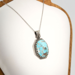 Pendentif unisex fait main en argent 925 sertie d'une turquoise naturelle de Nishapur taillée en cabochon.