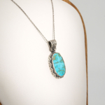 Pendentif unisex fait main en argent 925 sertie d'une turquoise naturelle de Nishapur taillée en ovale.