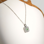Pendentif unisex fait main en argent 925 serti d'une émeraude naturelle de Zambie taillée en carré.