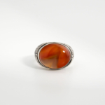 Bague pour homme faite main en argent 925 sertie d'une agate du Yémen naturelle rouge-orange taillée en cabochon.
