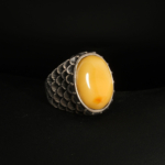 Bague pour homme en argent 925 sertie d'une ambre jaune naturelle taillée en cabochon.