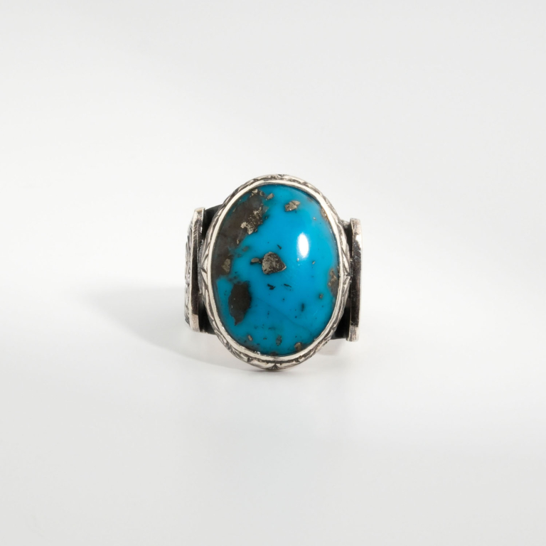 Bague pour homme faite main en argent 925 sertie d'une turquoise naturelle de Nishapur taillée en cabochon avec des taches de pyrite.
