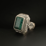 Bague pour homme faite main en argent 925 sertie d'une émeraude naturelle verte taillée en rectangle.