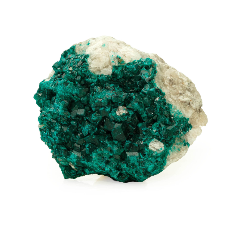 Échantillon de pierre naturelle de dioptase brute d'un vert émeraude intense.