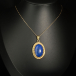 Pendentif unisex en argent 925 doré serti d'un lapis-lazuli naturel taillé en cabochon avec bordure motif grec.