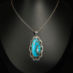 Pendentif en argent 925 fait main serti d'une turquoise naturelle de Nishapur taillée en cabochon ovale.