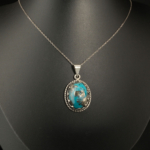 Pendentif en argent 925 fait main serti d'une turquoise naturelle de Nishapur taillée en cabochon avec paires de pyrite.