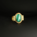 Bague unisex en argent 925 doré sertie d'une malachite naturelle taillée en cabochon et de péridots facettés.