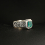 Bague unisex faite main en argent 925 sertie d'une émeraude naturelle de Zambie taillée en baguette.