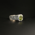 Bague unisex faite main en argent 925 sertie d'un péridot naturel vert taillé en ovale.