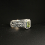 Bague unisex faite main en argent 925 sertie d'un péridot naturel vert taillé en baguette.